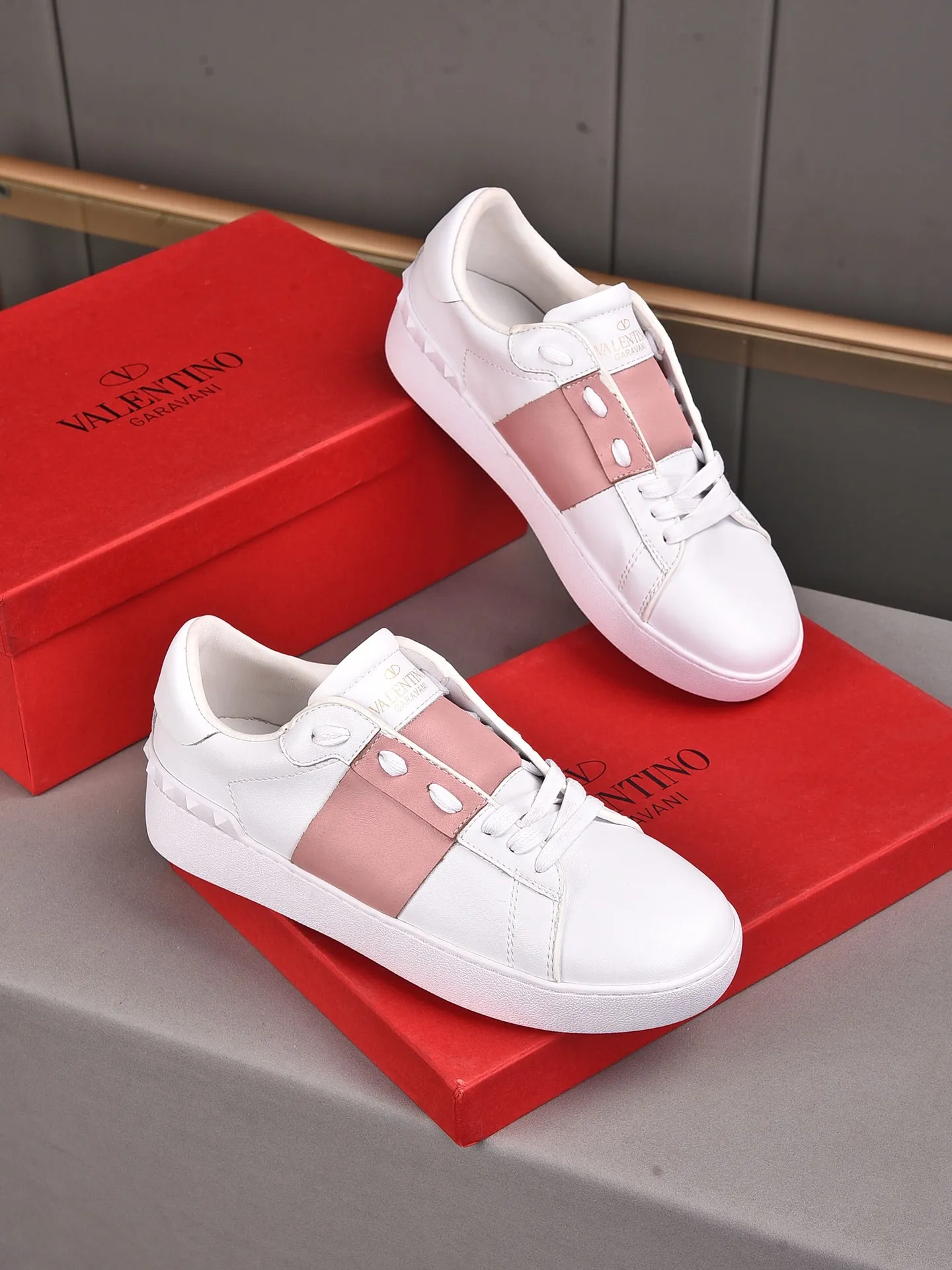 Men's shoes 440💰 (men and women couples) Valentino classic color matching series casual shoes. Made with heavy craftsmanship, good products pay attention to every detail. A must-have trendy item that can be worn all year round, it has been worn by many celebrities and Internet celebrities~~Imported cowhide surface, unique design concept, sheepskin lining, counter quality. Women’s clothing 35-40. Men’s clothing 39-44, 45-46 (returns and exchanges are not supported for custom-made items)